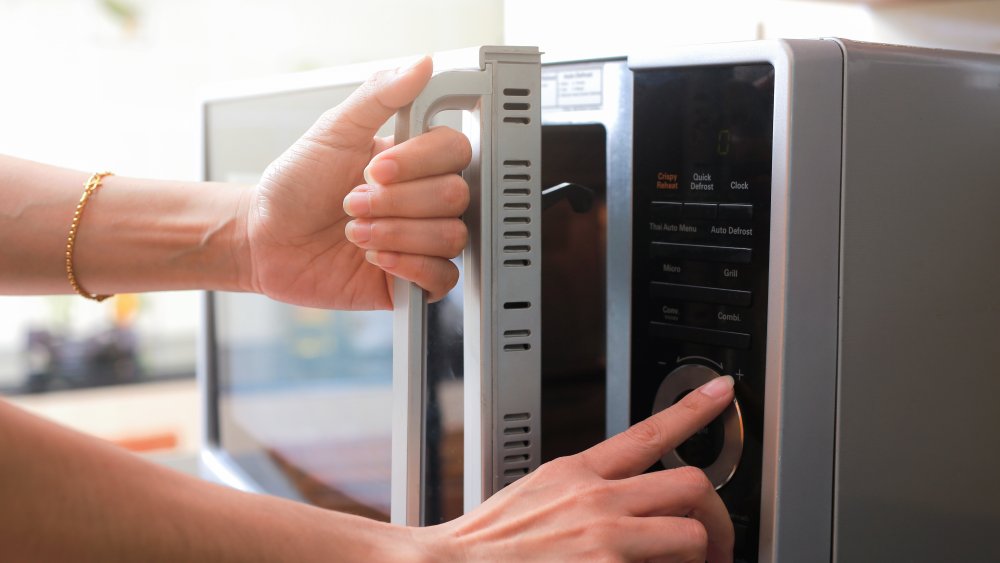 The Reason You Should Never Use The Defrost Button On Your Microwave