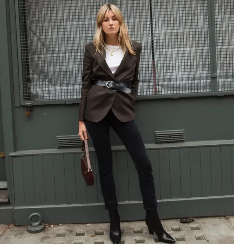 can a woman wear jeans for business casual