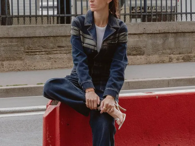 can a woman wear jeans for business casual