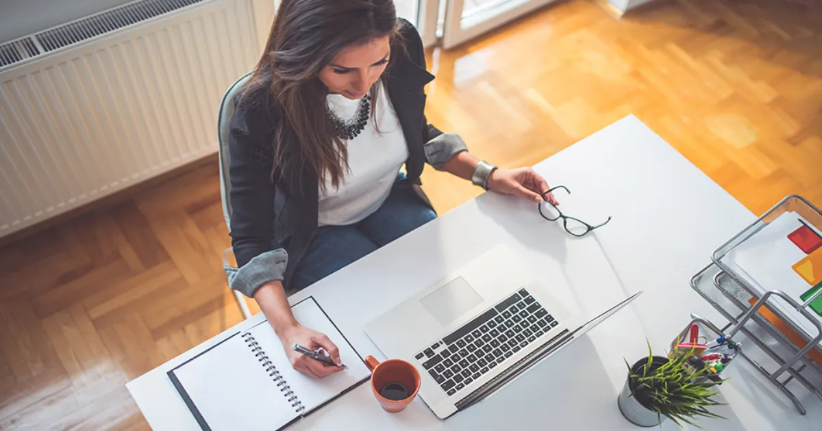 can a woman wear jeans for business casual